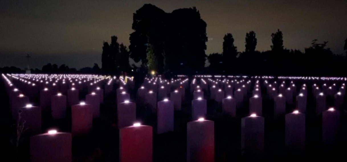 Grafstenen WOII-soldaten geven licht tijdens D-dayherdenking