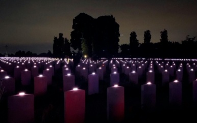 Grafstenen WOII-soldaten geven licht tijdens D-dayherdenking