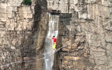 Atleet loopt op 186 meter hoogte over koord in China