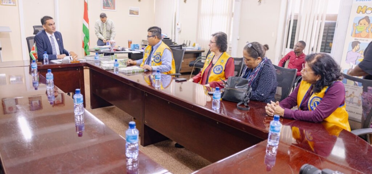 Lions Club Paramaribo Central schenkt honderdtal boeken aan VG