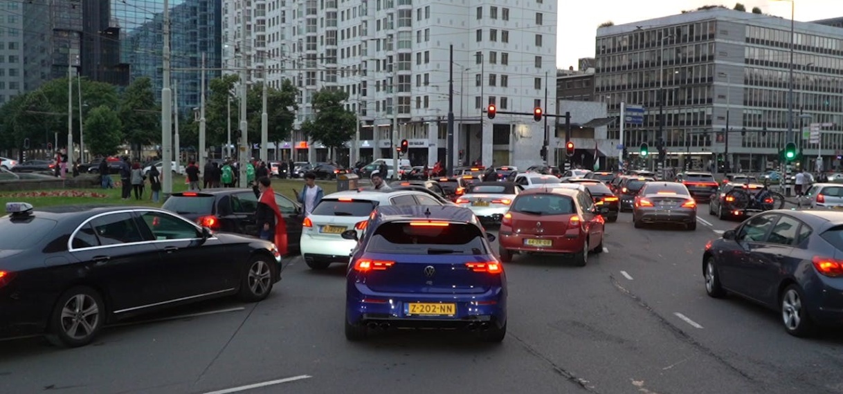 Verkeerschaos in Rotterdam door uitbundige Turkse voetbalfans