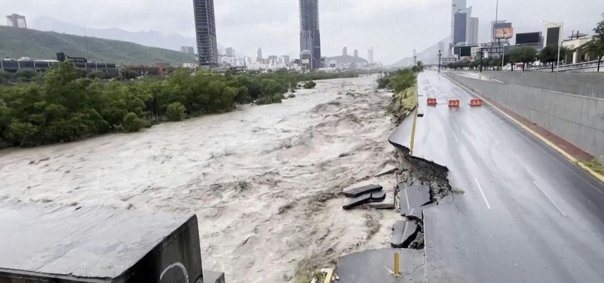 Snelweg weggevaagd in Mexico door tropische storm Alberto