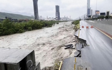 Snelweg weggevaagd in Mexico door tropische storm Alberto