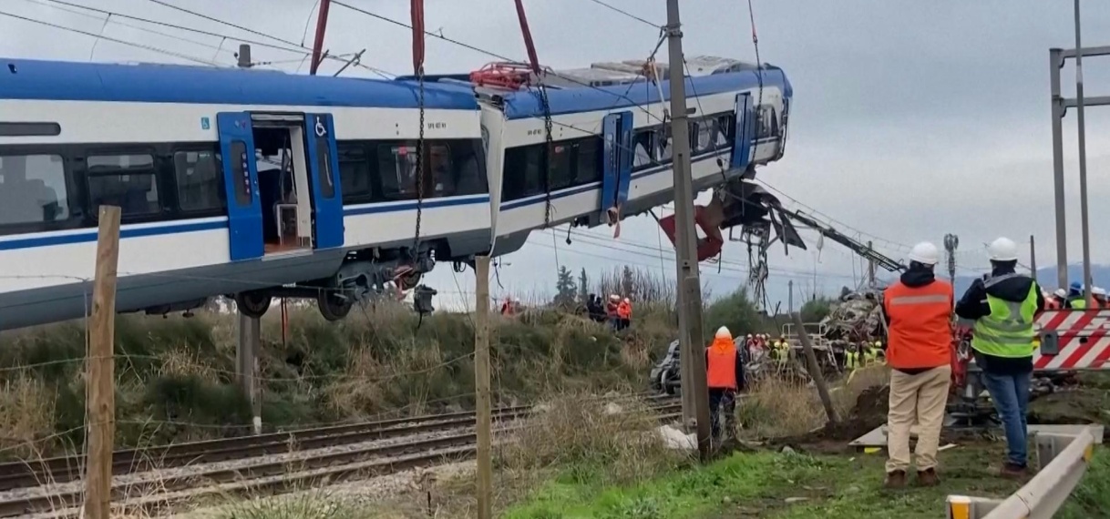 Kraan hijst trein van spoor na dodelijke botsing in Chili