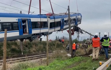 Kraan hijst trein van spoor na dodelijke botsing in Chili