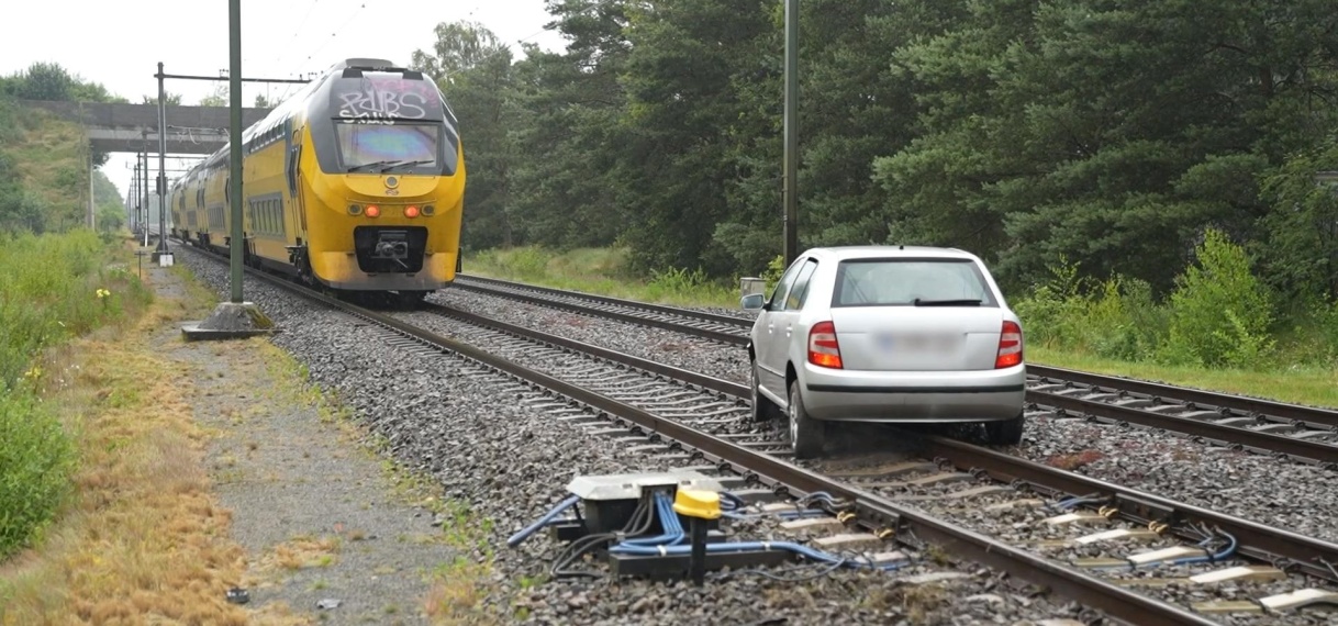 Hulpdiensten halen auto van treinspoor bij Weert