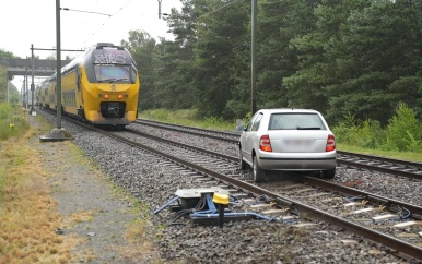 Hulpdiensten halen auto van treinspoor bij Weert