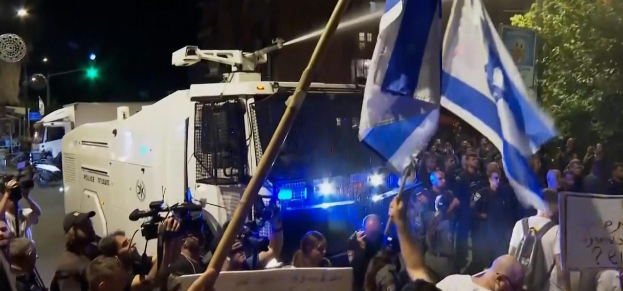 Israëlische politie zet waterkanon in bij demonstratie tegen Netanyahu