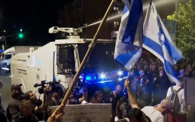 Israëlische politie zet waterkanon in bij demonstratie tegen Netanyahu