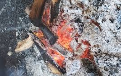 Onbewoonde houtenwoning in de as gelegd; belendende loods van binnen afgebrand