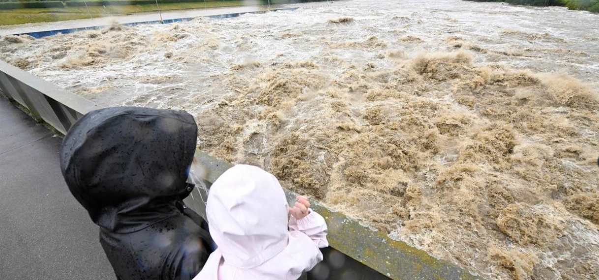 Water breekt door geluidswand langs weg in Duitsland