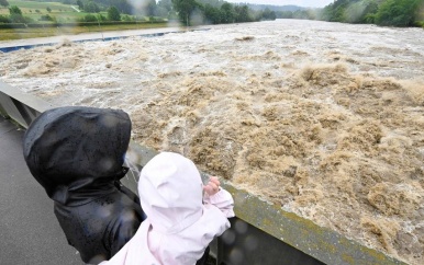 Water breekt door geluidswand langs weg in Duitsland