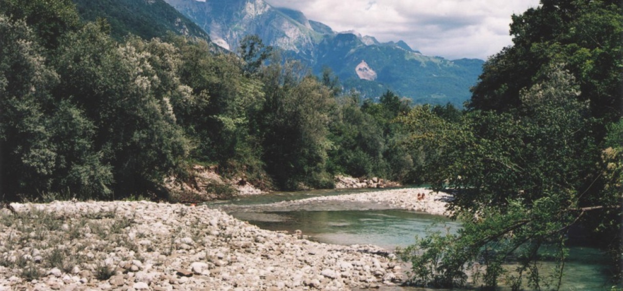 Brandweer zoekt naar man die door rivier werd meegesleurd in Italië