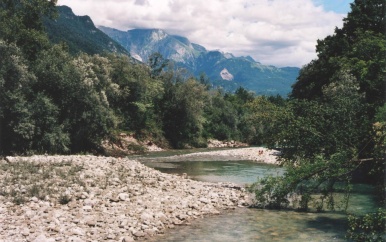 Brandweer zoekt naar man die door rivier werd meegesleurd in Italië