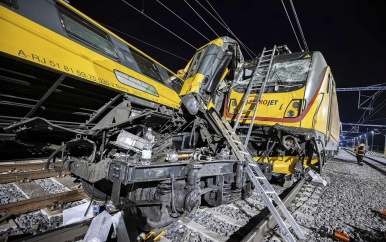 Reddingswerkers op zoek naar overlevenden na dodelijk treinongeluk Tsjechië