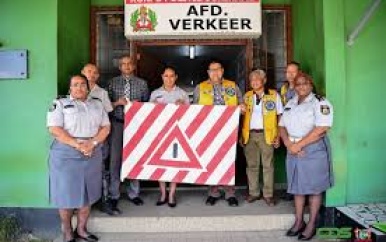 Lions Club overhandigt verkeersvlaggen aan KPS