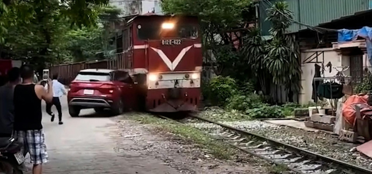 Trein botst op auto in Vietnamese hoofdstad