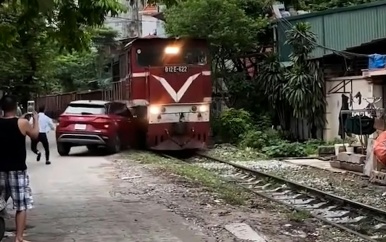 Trein botst op auto in Vietnamese hoofdstad