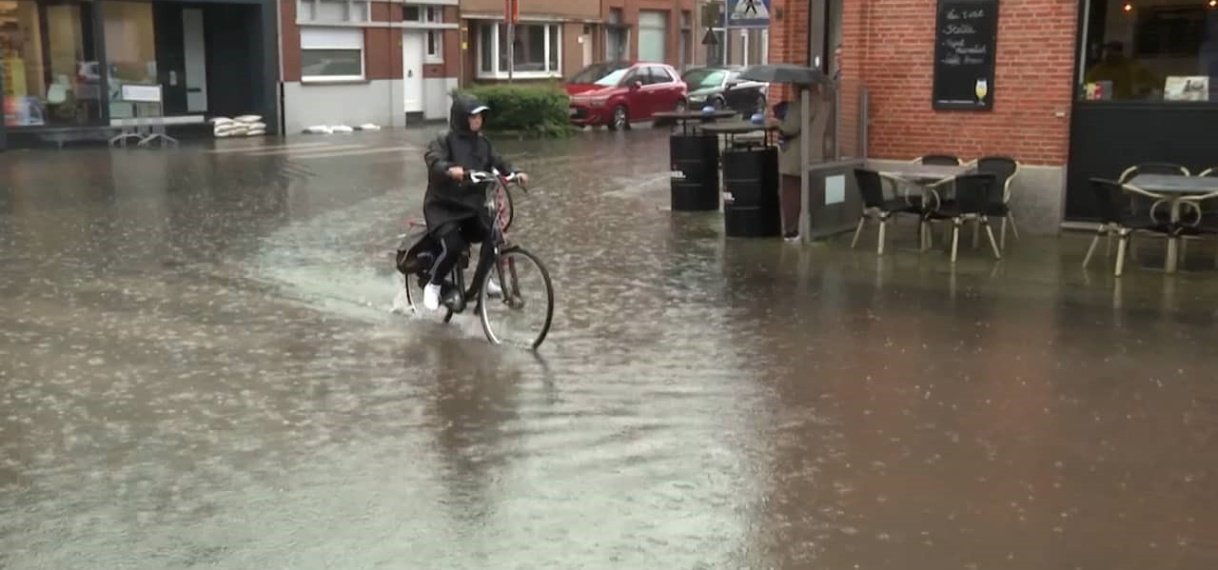 Straten in België ondergelopen, festivals dreigen te verzuipen