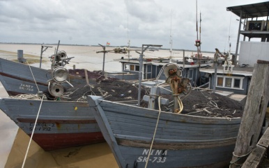 Vijf illegale Guyanese vissers betrapt op Surinamerivier