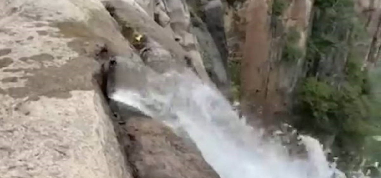 Populaire waterval in China blijkt uit buizen te komen