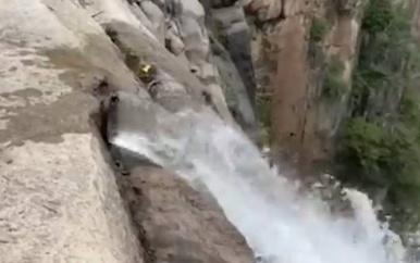 Populaire waterval in China blijkt uit buizen te komen