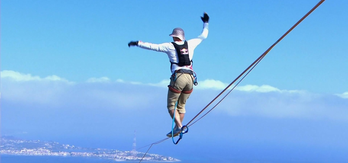 Slackliner steekt Italiaanse zeestraat van 3,6 kilometer over