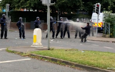 Ierse politie spuit pepperspray in gezicht van relschopper