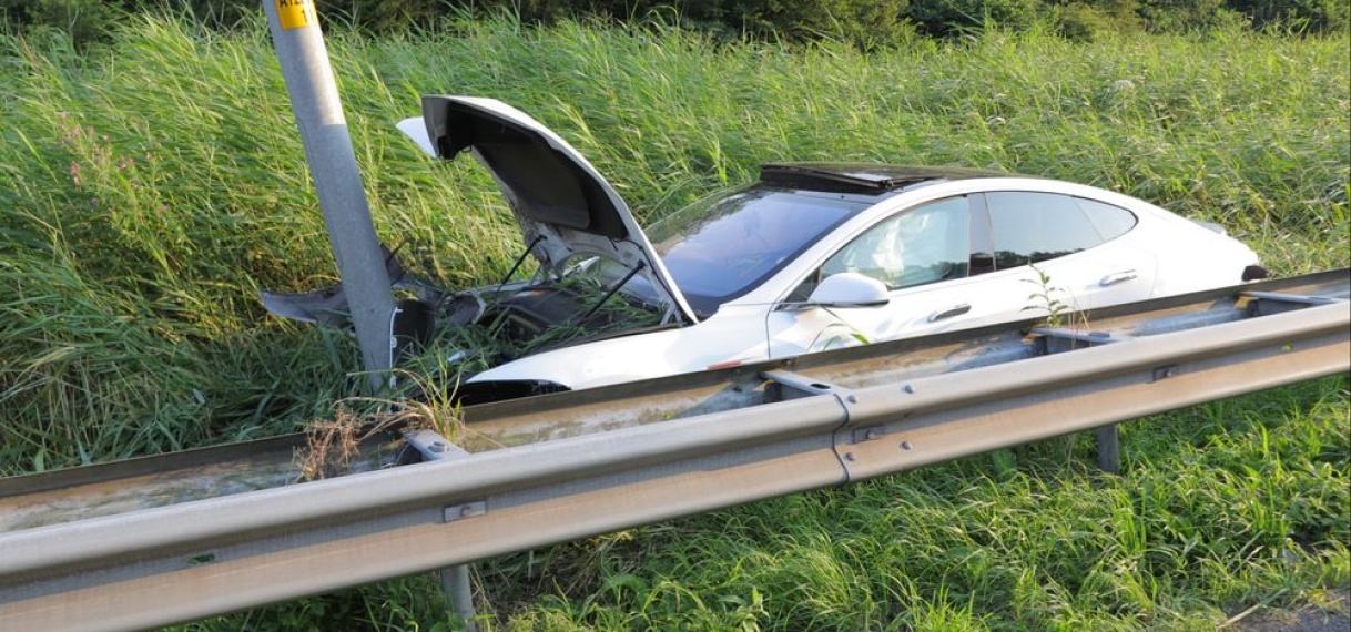 Tesla belandt aan andere kant van vangrail op A12