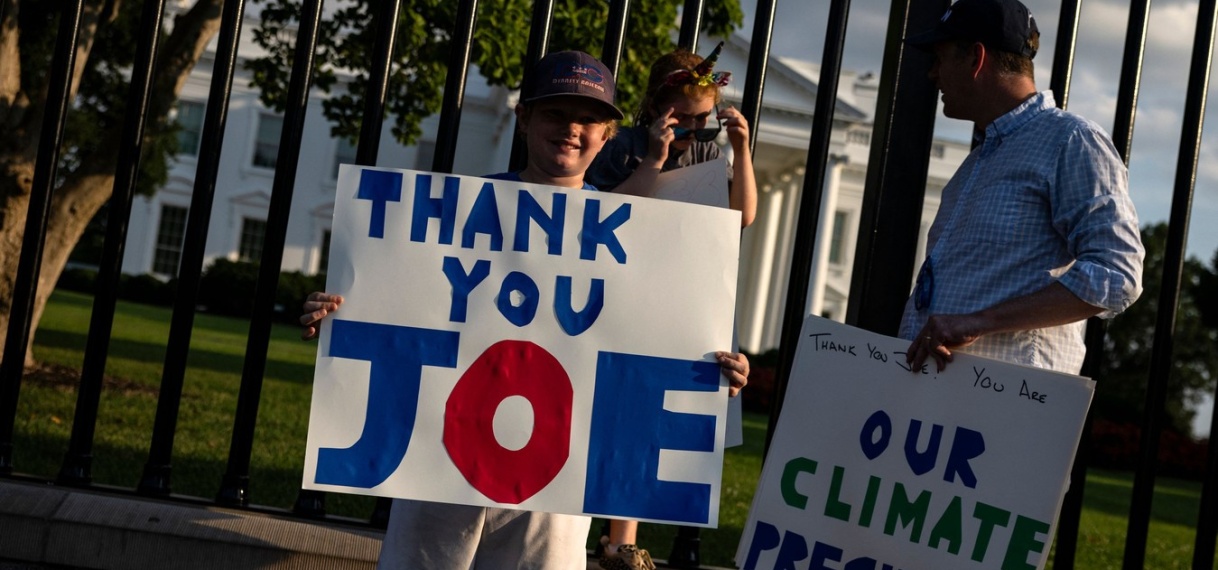 Amerikanen staan voor Witte Huis om Biden te bedanken