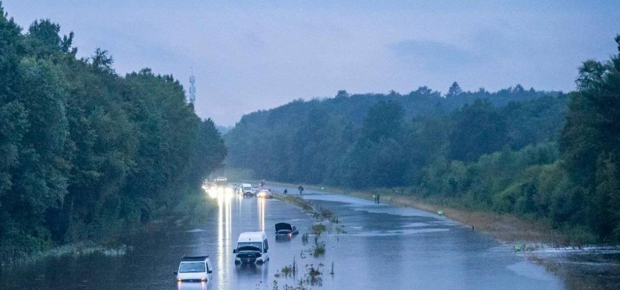 A1 bij De Lutte volledig onder water na zware buien