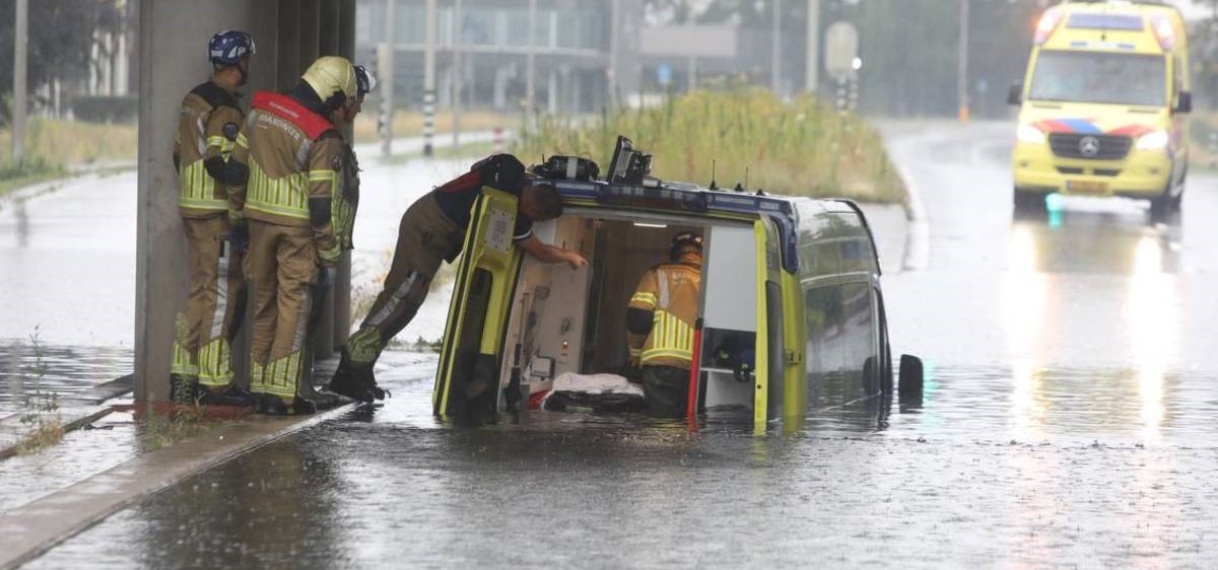 Ambulance met patiënt vast na stortbui in Oldenzaal