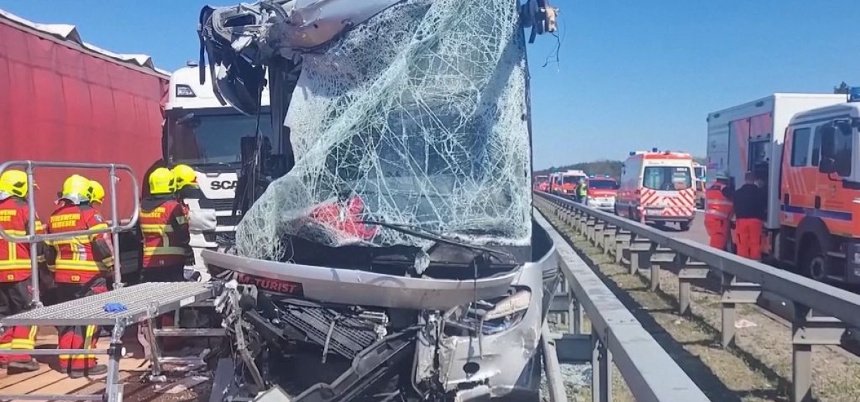 Dode en vijftien gewonden na ongeluk met bus vol toeristen in Italië