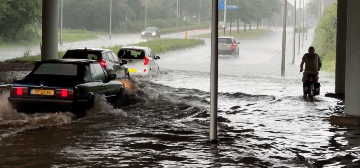 Limburgse straten staan blank door flinke onweersbuien met hagel