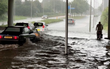 Limburgse straten staan blank door flinke onweersbuien met hagel