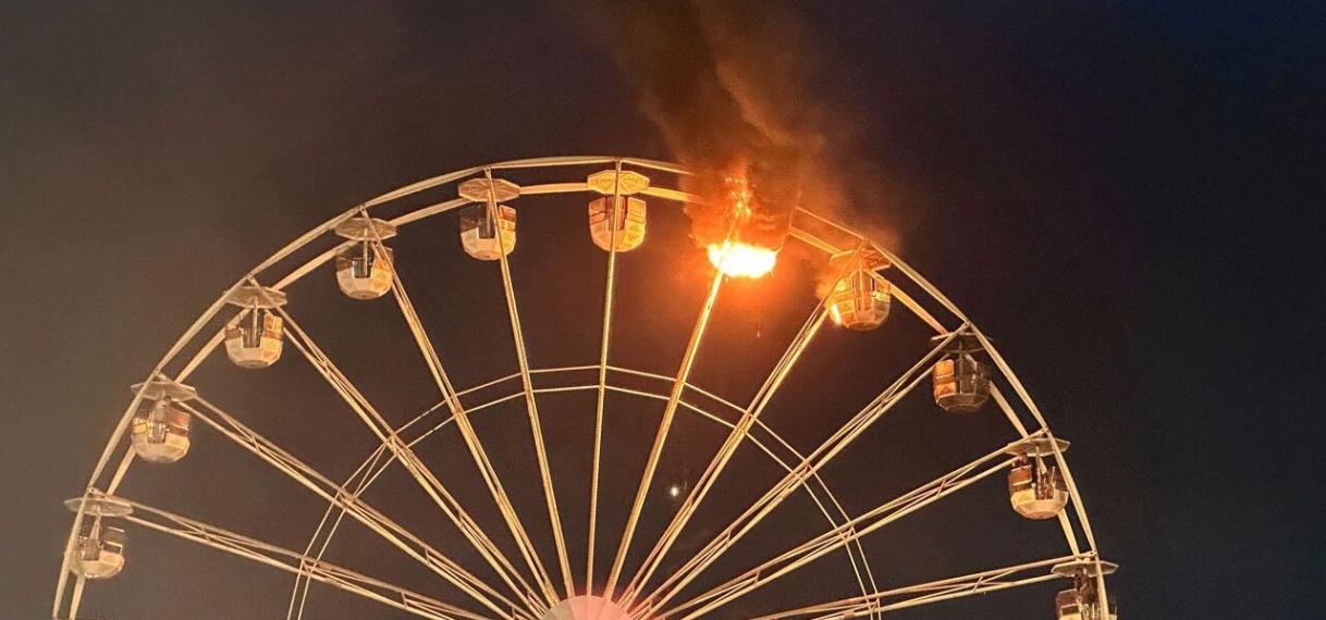 Gondels van reuzenrad op Duits festival vatten vlam