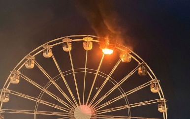 Gondels van reuzenrad op Duits festival vatten vlam