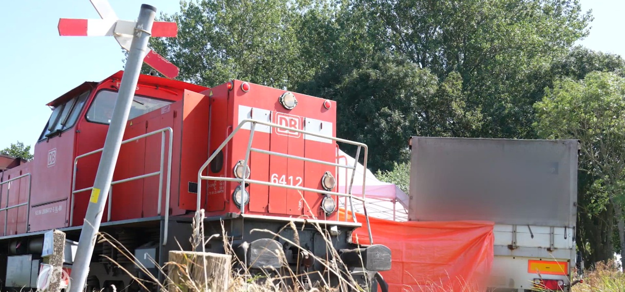 Dode en twee gewonden door aanrijding tussen goederentrein en vrachtwagen