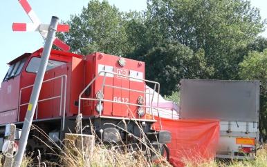 Dode en twee gewonden door aanrijding tussen goederentrein en vrachtwagen