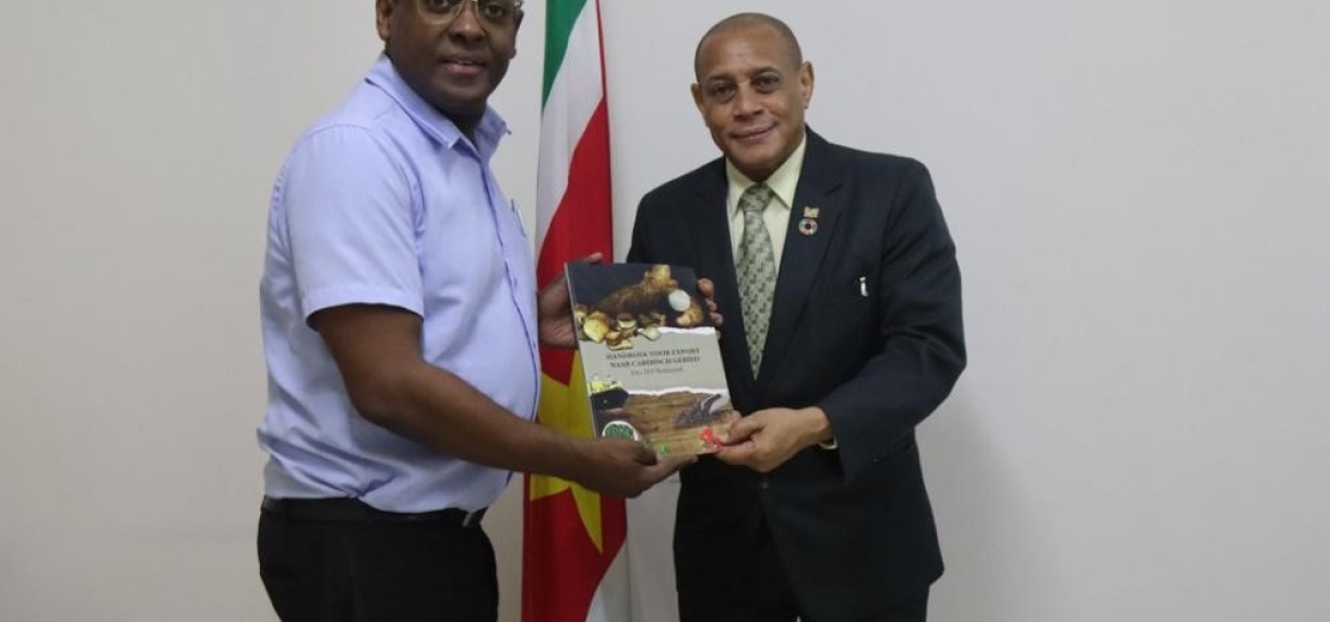 Henk Redmond overhandigt ‘Handboek voor export naar Caribisch Gebied’ aan minister Mac Andrew