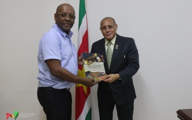 Henk Redmond overhandigt ‘Handboek voor export naar Caribisch Gebied’ aan minister Mac Andrew