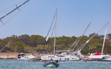 Zeilboten raken in de problemen door noodweer in Spanje