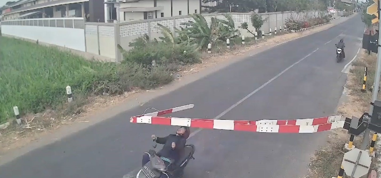 Motorrijder in Java rijdt tegen slagboom bij overweg en vliegt van motor