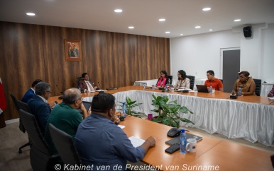 President Santokhi bespreekt uitvoering projecten en gestelde doelen met deskundigen