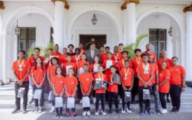 President Santokhi zet Suriname Good Will Swimming Team in de bloemetjes