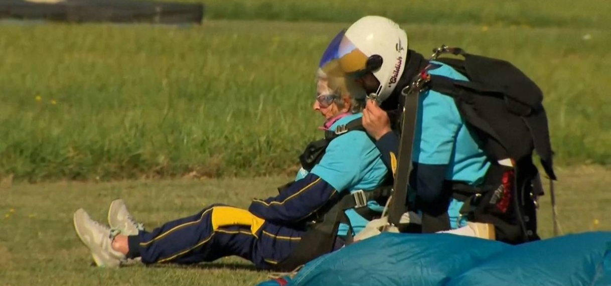 Britse maakt parachutesprong voor haar 102e verjaardag