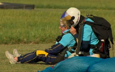 Britse maakt parachutesprong voor haar 102e verjaardag