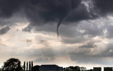 Omstanders filmen razende tornado in oosten van Spanje