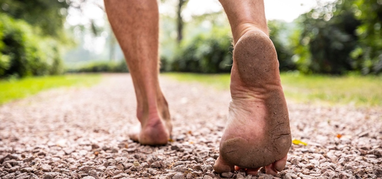 Nederlander loopt 3.450 kilometer op blote voeten en breekt wereldrecord