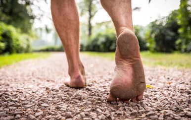 Nederlander loopt 3.450 kilometer op blote voeten en breekt wereldrecord